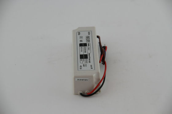 C.A. constante impermeável do motorista 120V do diodo emissor de luz da tensão de IP67 60W, caixa plástica isolada