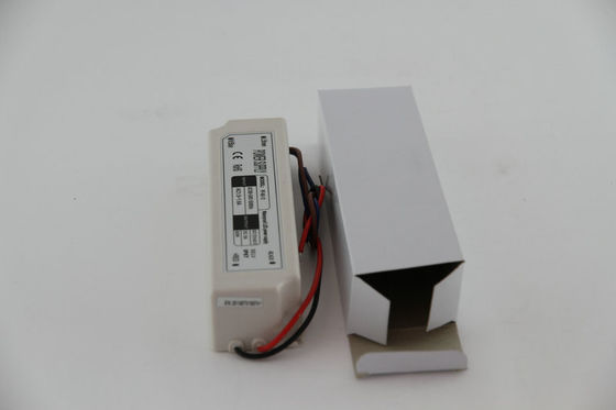 C.A. constante impermeável do motorista 120V do diodo emissor de luz da tensão de IP67 60W, caixa plástica isolada